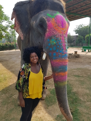 Edna prend la pose après que l'on est peint la trompe de l'éléphant